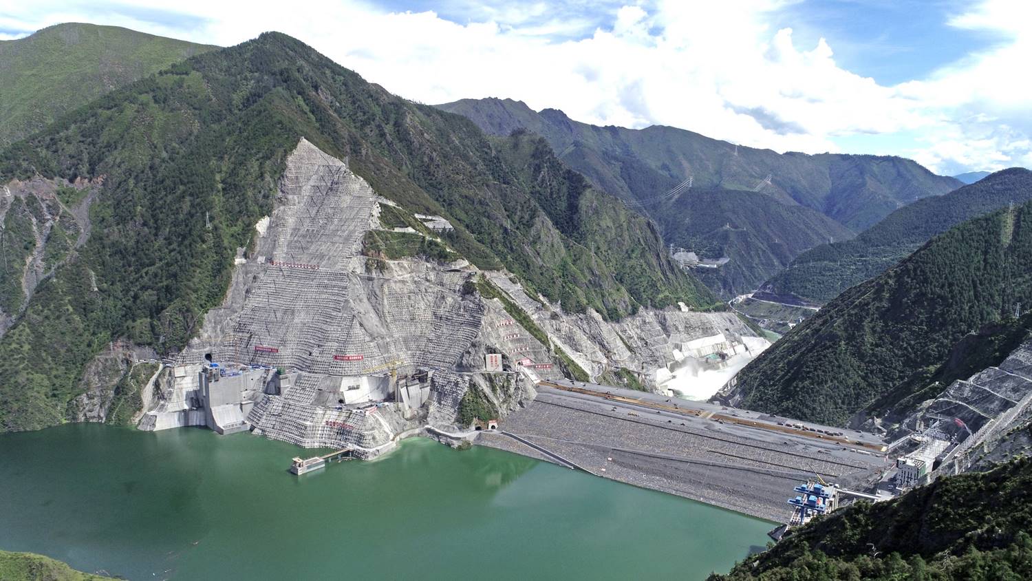 大坝泄水建筑物