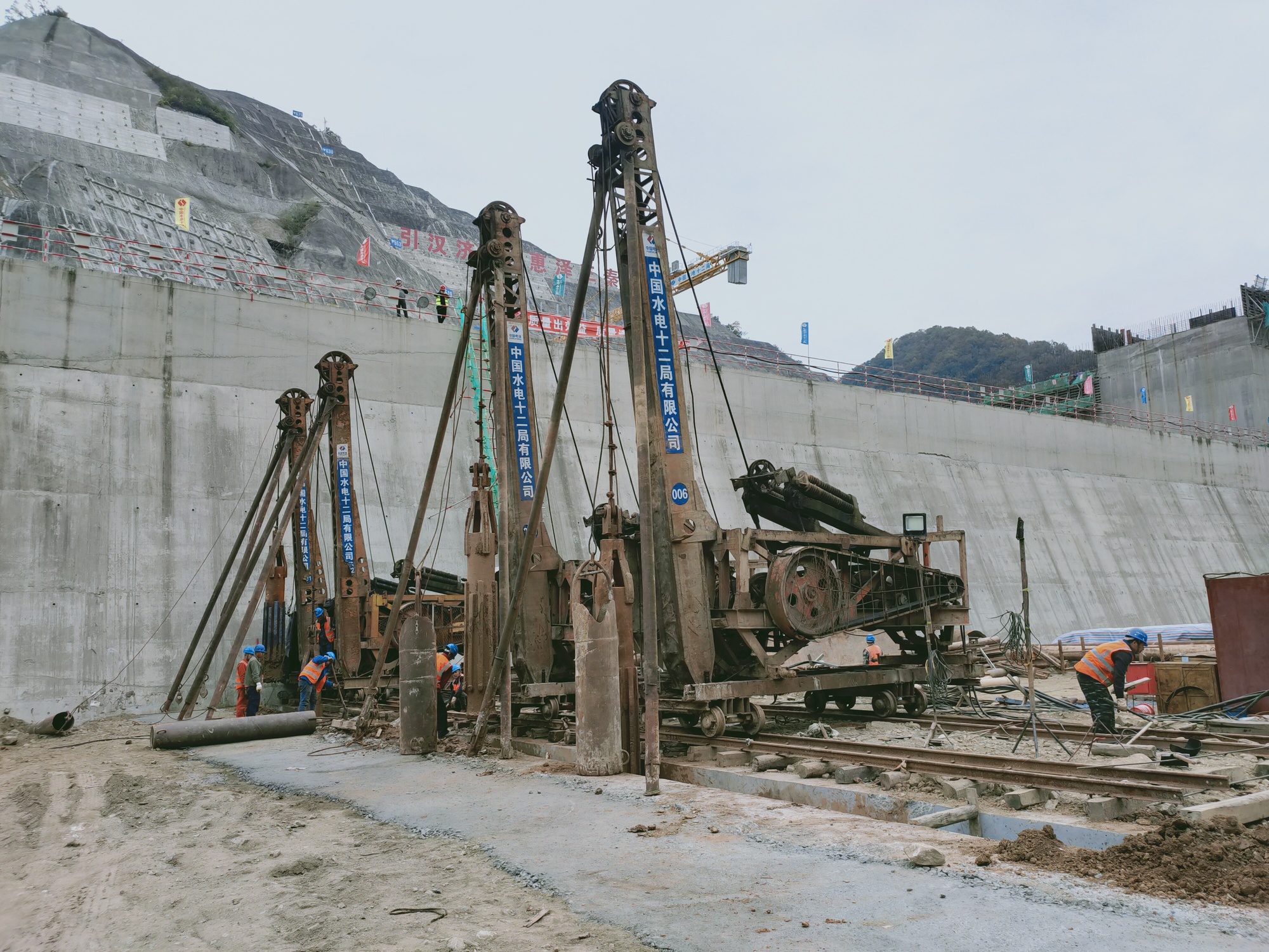 引汉济渭"龙头"黄金峡水利枢纽工程二期上下游围堰防渗墙浇筑顺利完成