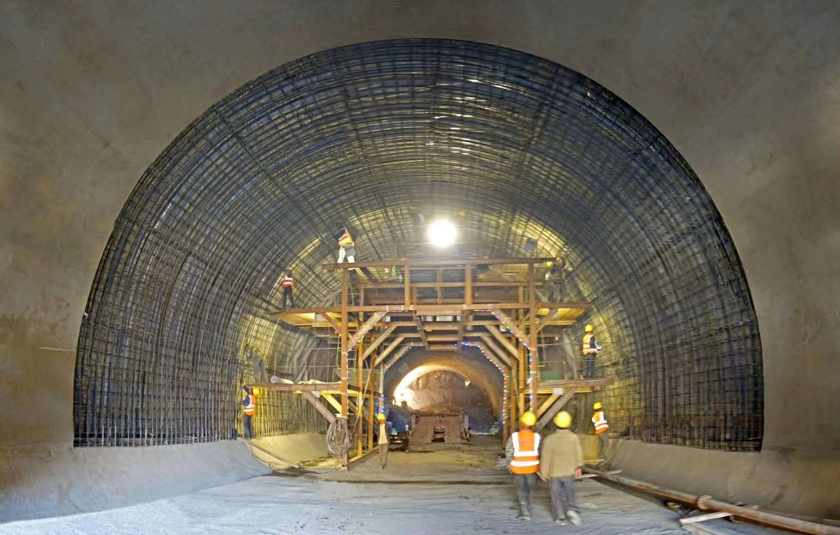 中国电力建设集团 水电建设 建(个)元高速最大埋深特长隧道顺利贯通