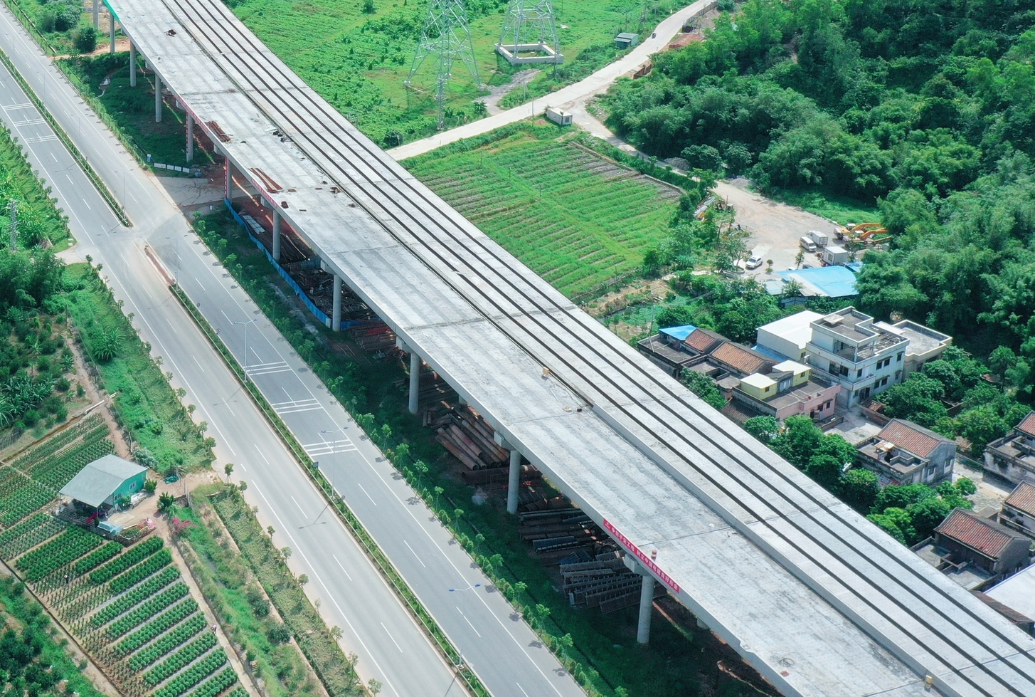 广东中开高速项目三江高架桥箱梁全部架设完成