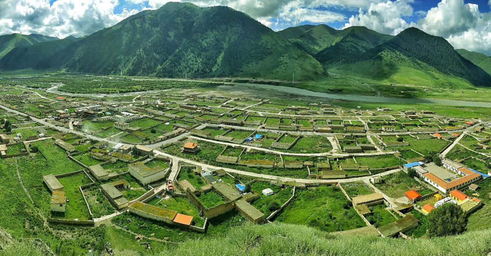 德格县打滚乡然尼村旧貌换新颜