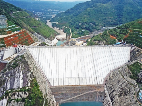 贵州水利建设"一号工程"坝顶防浪墙混凝土浇筑完成