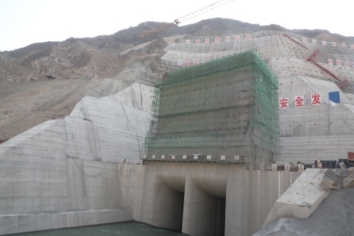 巴塘水电站导流洞进水塔封顶