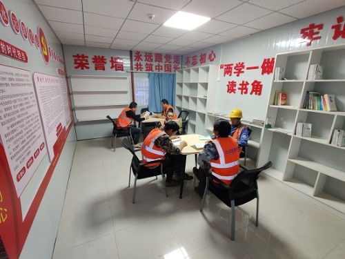 工人在夜校学习安全积分超市