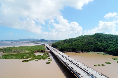 526国道岱山段改建工程童家山2号大桥全幅贯通