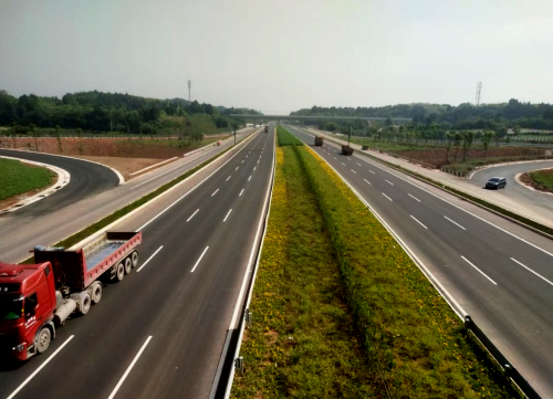 水电十局金简仁快速路项目二期成简互通段完成沥青路面铺设