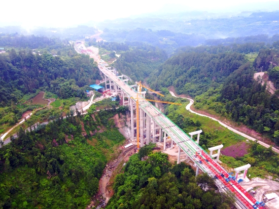 重庆渝湘复线高速公路黑溪河大桥右线顺利贯通