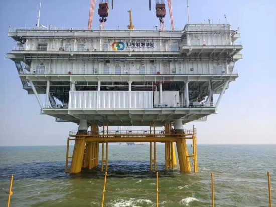 山东能源渤中海上风电a场址工程海上升压站成功安装就位