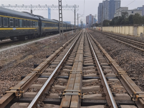 郑州北编组站内轨道扣轨施工完成郑州北编组站内轨道应力放散施工