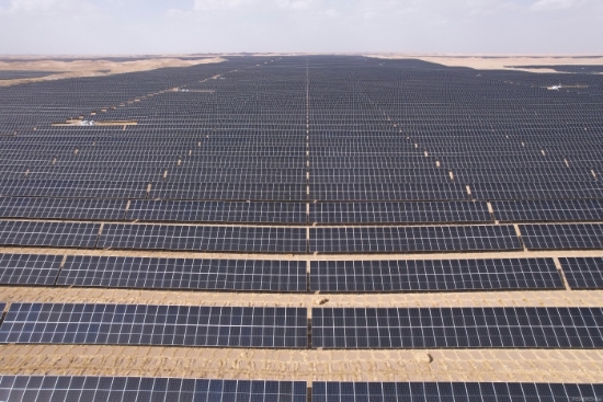 新华社中国在西部沙漠探索发电与治沙两不误