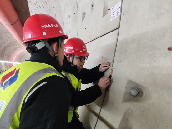 邓友涛(右)指导技术员正确测量管片错台